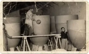 Familia Gómez, de larga tradición en la fabricación de tinajas. En la foto, Tomás (padre) y José (hijo)