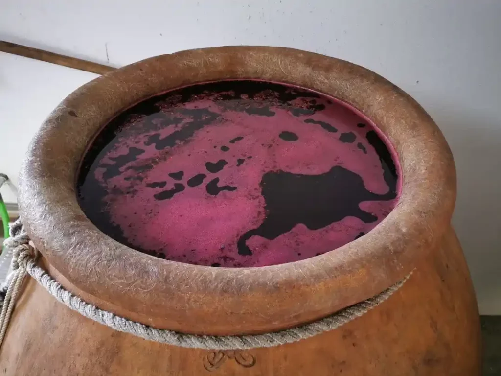 La microoxigenación propiciada por las tinajas de barro le otorga grandes beneficios al vino.